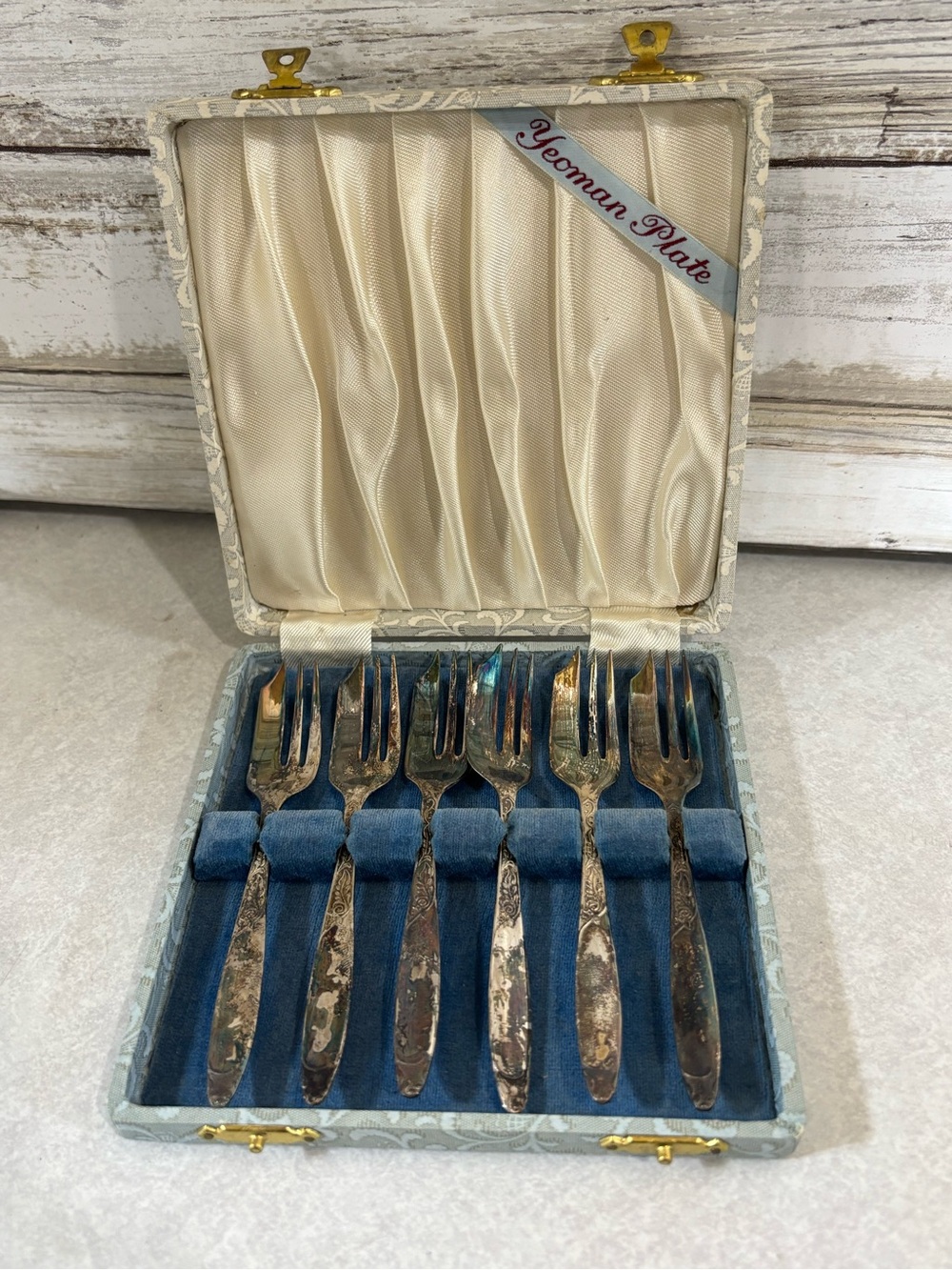 Vintage Yeoman of England silverplate dessert forks in original case